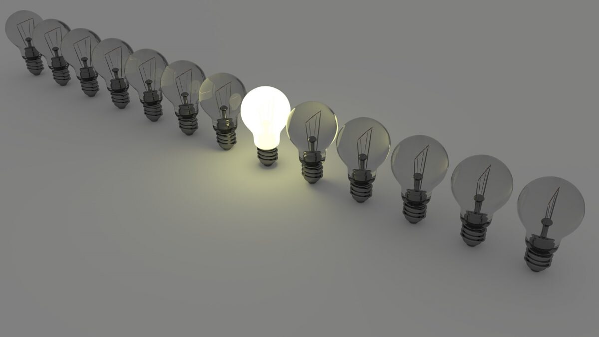 Row of light bulbs with the center one lit