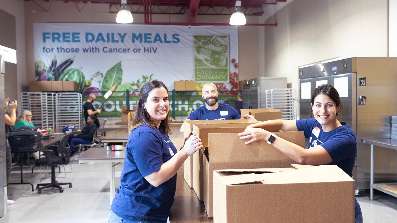 Enterprise Mobility employees volunteering at the Food Outreach program.